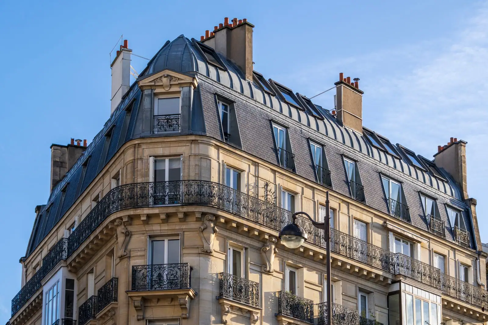 Façade d'un immeuble haussmannien sous un ciel bleu